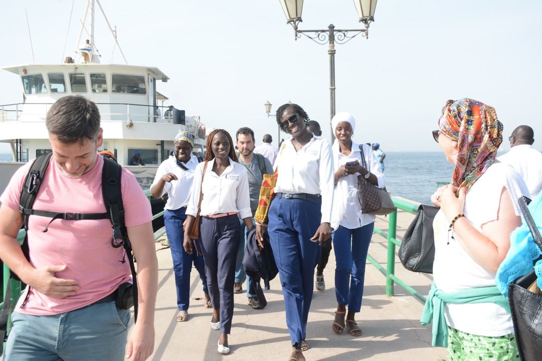 Retour sur image : Visite de la délégation du projet Overstep à Gorée avec les étudiants de l’ENFHT